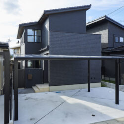 直線美が際立つ、黒を基調としたモダンな家