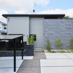 素材の重なりで魅せる、直線美の住まい