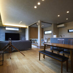 折り上げ天井の光が広がりを感じさせるモダンLDK