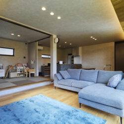 青の差し色が目を引くゆったりとした家族のLDK