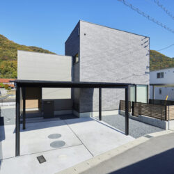 異素材の外壁がコントラストを生む、立体感のあるキューブデザインの外観