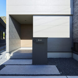 直線的デザインを活かしたモダンエントランス