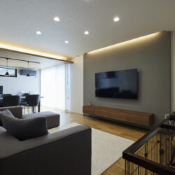 間接照明が空間をやさしく包む、落ち着きのあるリビング空間