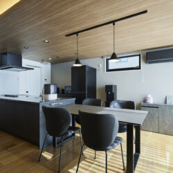 ペンダントライトが食卓を照らす、シックなダイニング空間