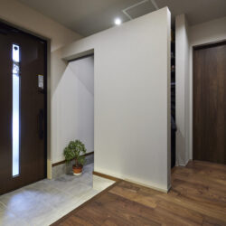 収納性と機能性を両立したSICのある玄関ホール