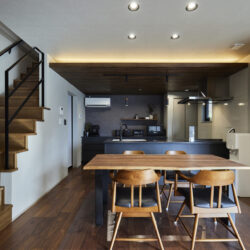 ブラック×木目でシックに整えた、開放感あふれるダイニングキッチン