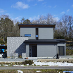 異素材のコントラストが映える、端正なスクエアファサード