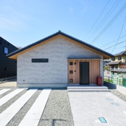 美しい切妻屋根と軒天の木目が目を引く平屋デザイン