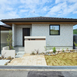 木目の軒天が温もりを添える、風格漂うモダンな平屋