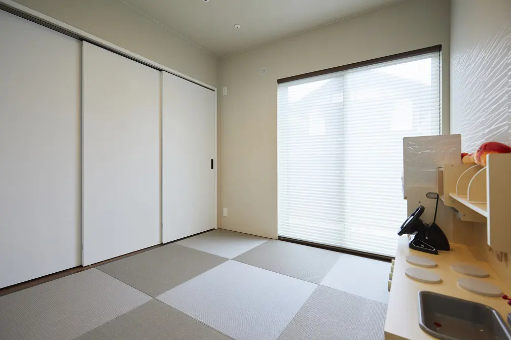 リビングと一続きになっている和室。扉を開放すれば、より一層空間を広く感じることができます。