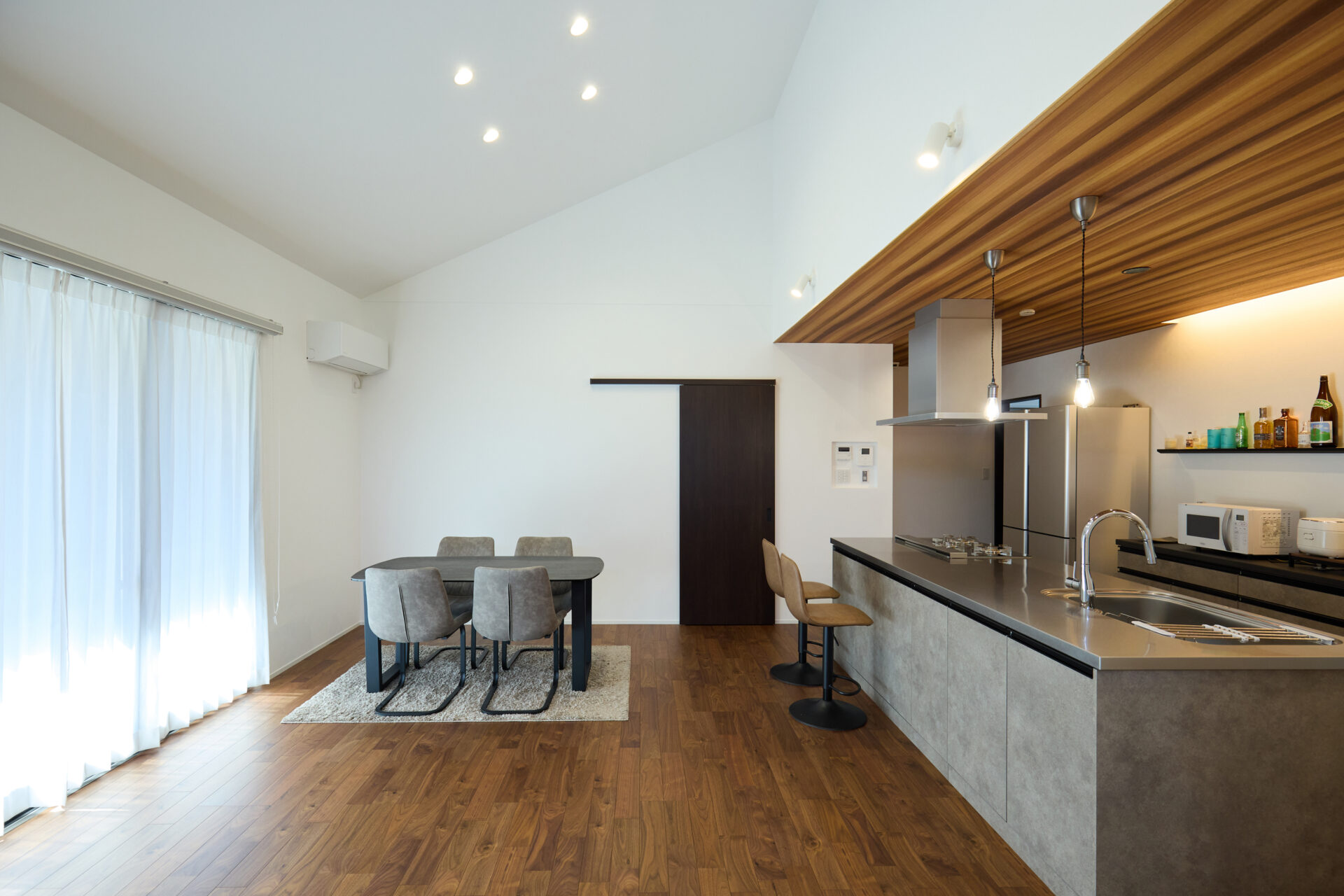 ご結婚を機に、裏紙に描いた一枚のイメージから始まった住まいづくり。
「家づくりは深いなぁ、面白いですね」と笑顔で振り返ってくださったお施主様。
たくさん悩んで建てた自慢のマイホームは、実際に暮らし始めてからも、さらに愛着が深まっていく特別な場所となっています。
あえて扉を付けずに可変性を持たせたお部屋や、家事ラクを極めた動線など、お家の至るところに散りばめられた工夫や、お庭でのバーベキューや大切な人たちとの時間が、これからの暮らしをより豊かに、笑顔あふれるものにしてくれることでしょう。