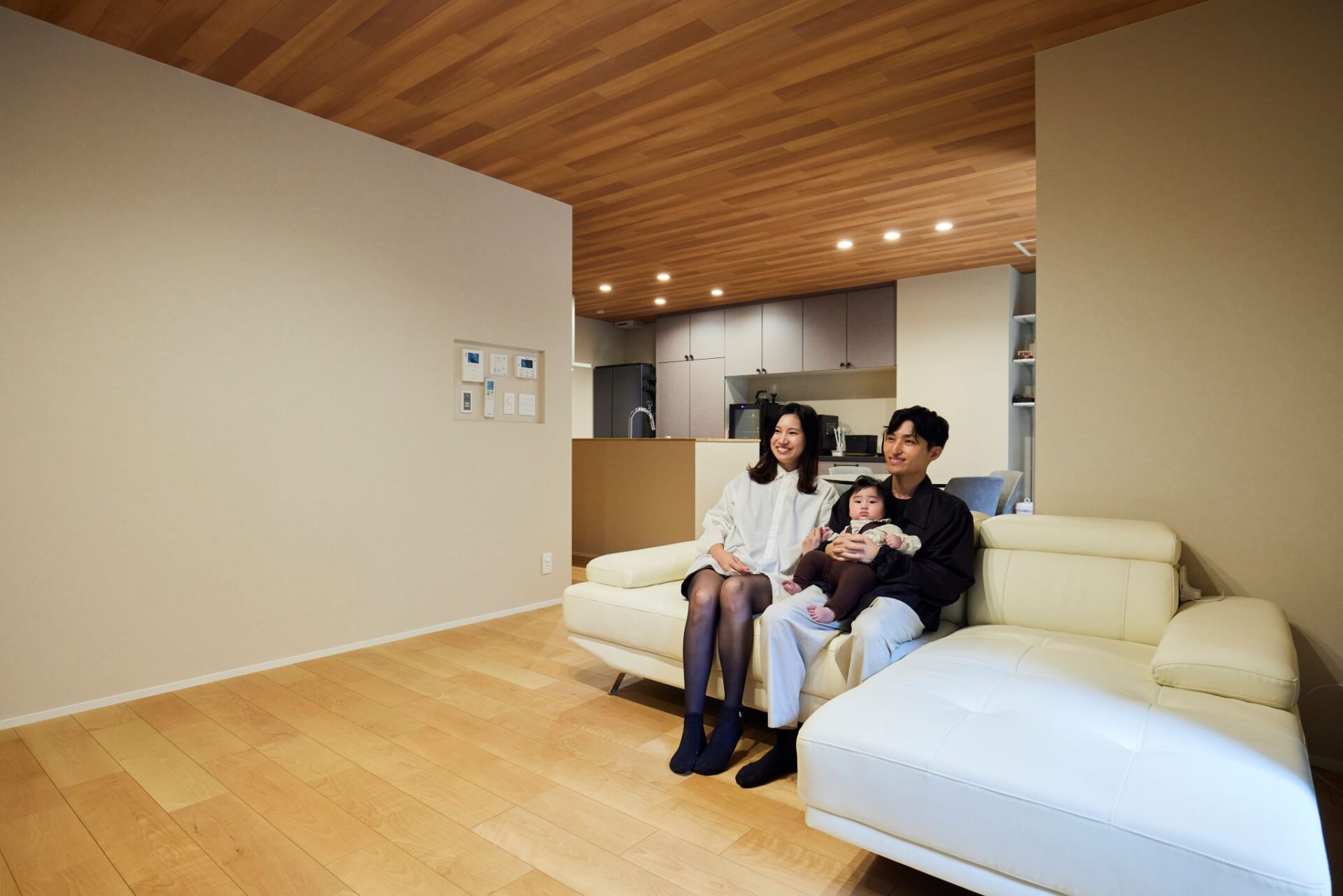 LDKリビングは、家族が集う場所として明るく心地よい雰囲気を演出。リビングからデッキへの動線も考慮されており、家族のくつろぎの場としてだけでなく、友人を招いたときの空間としても活用できる設計になっています。