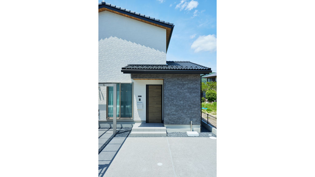 外壁のアクセントには使用したいと思われていたKMEWのフィエルテを採用。
軒天の木目や玄関ドアにもよく合います。