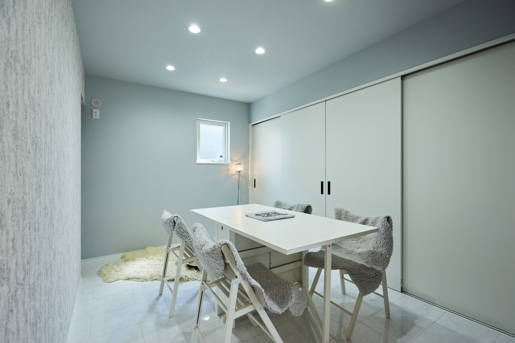 奥様の作業部屋兼レッスンルームを作りました。ホワイトと淡いカラーでコーディネートされ、北欧系の優しい雰囲気が生まれています。